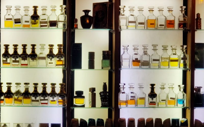 Étagères de flacons de parfum dans une boutique
