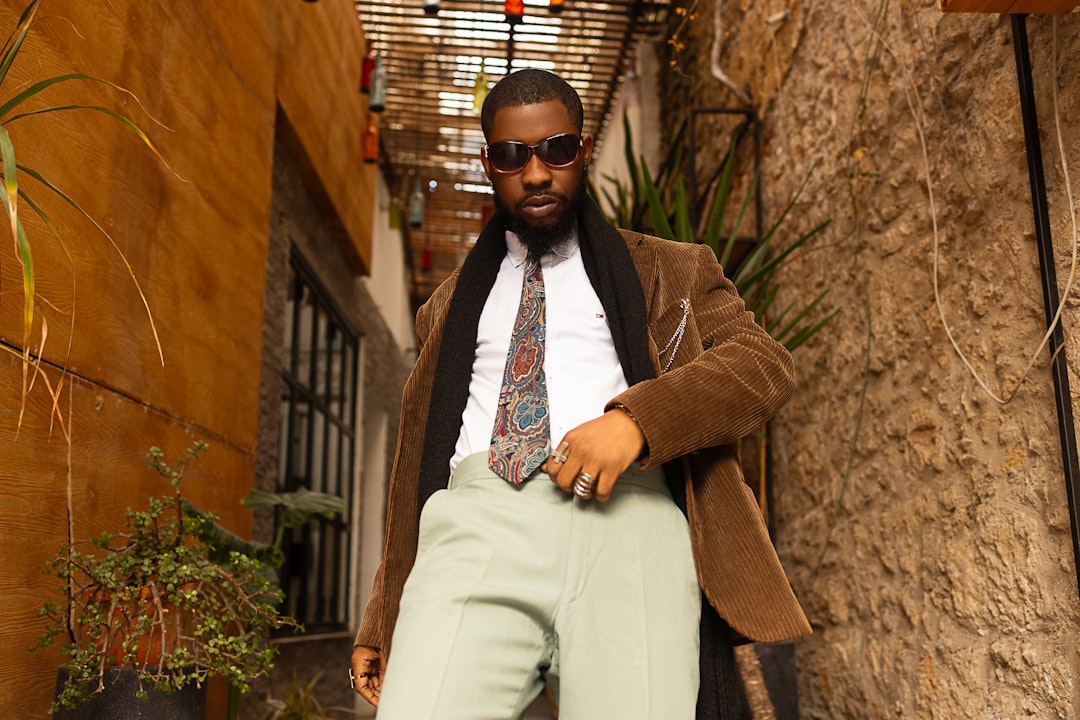 Taper homme noir stylisé moderne