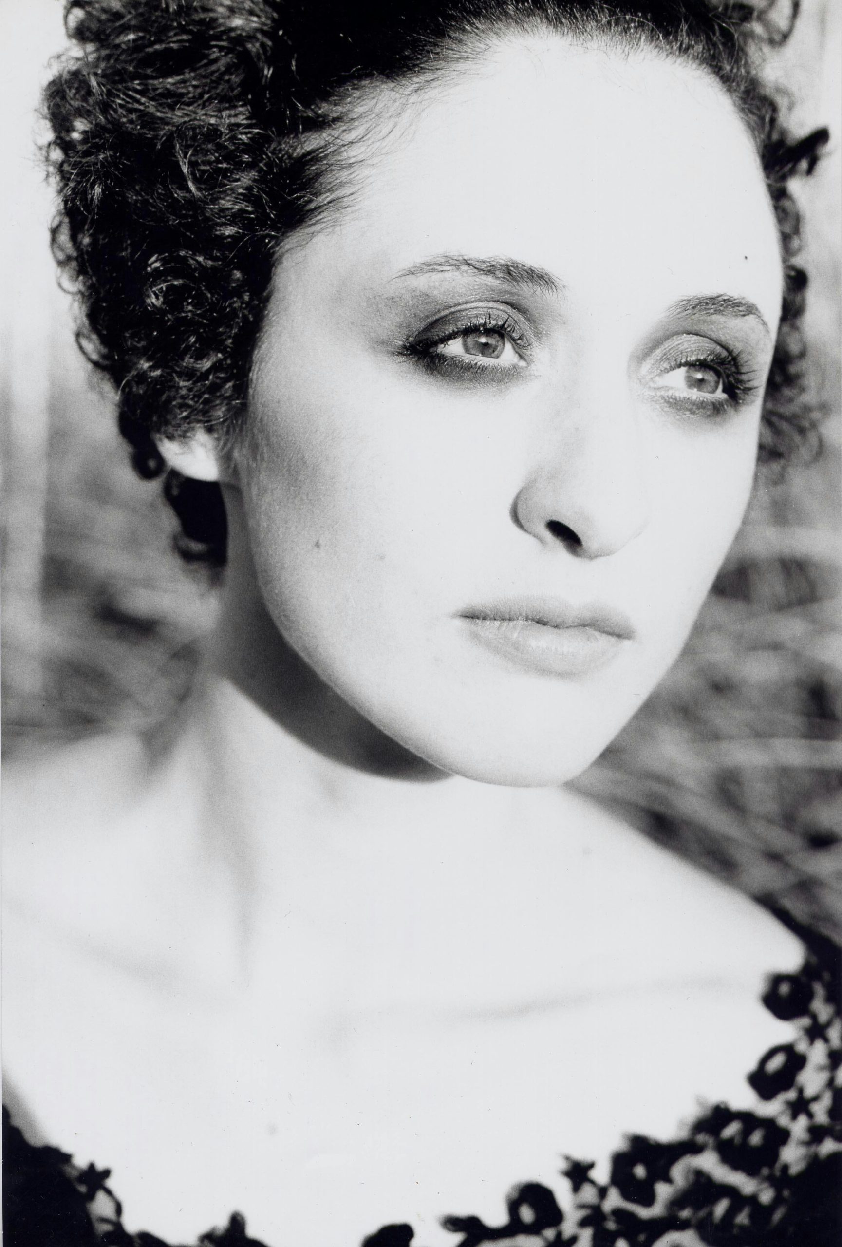 Portrait frappant en noir et blanc d'une femme mettant en valeur élégance et profondeur.