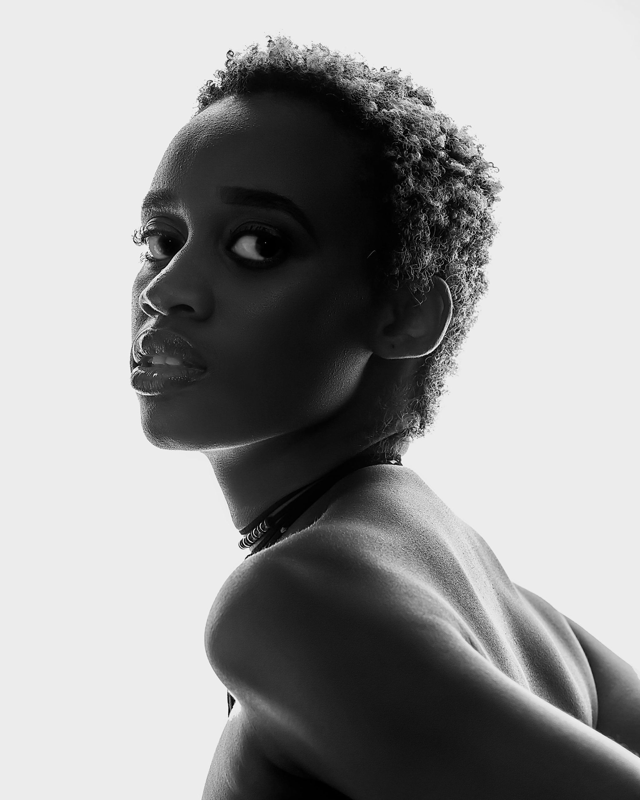 Styles coupes courtes cheveux frisés 2025