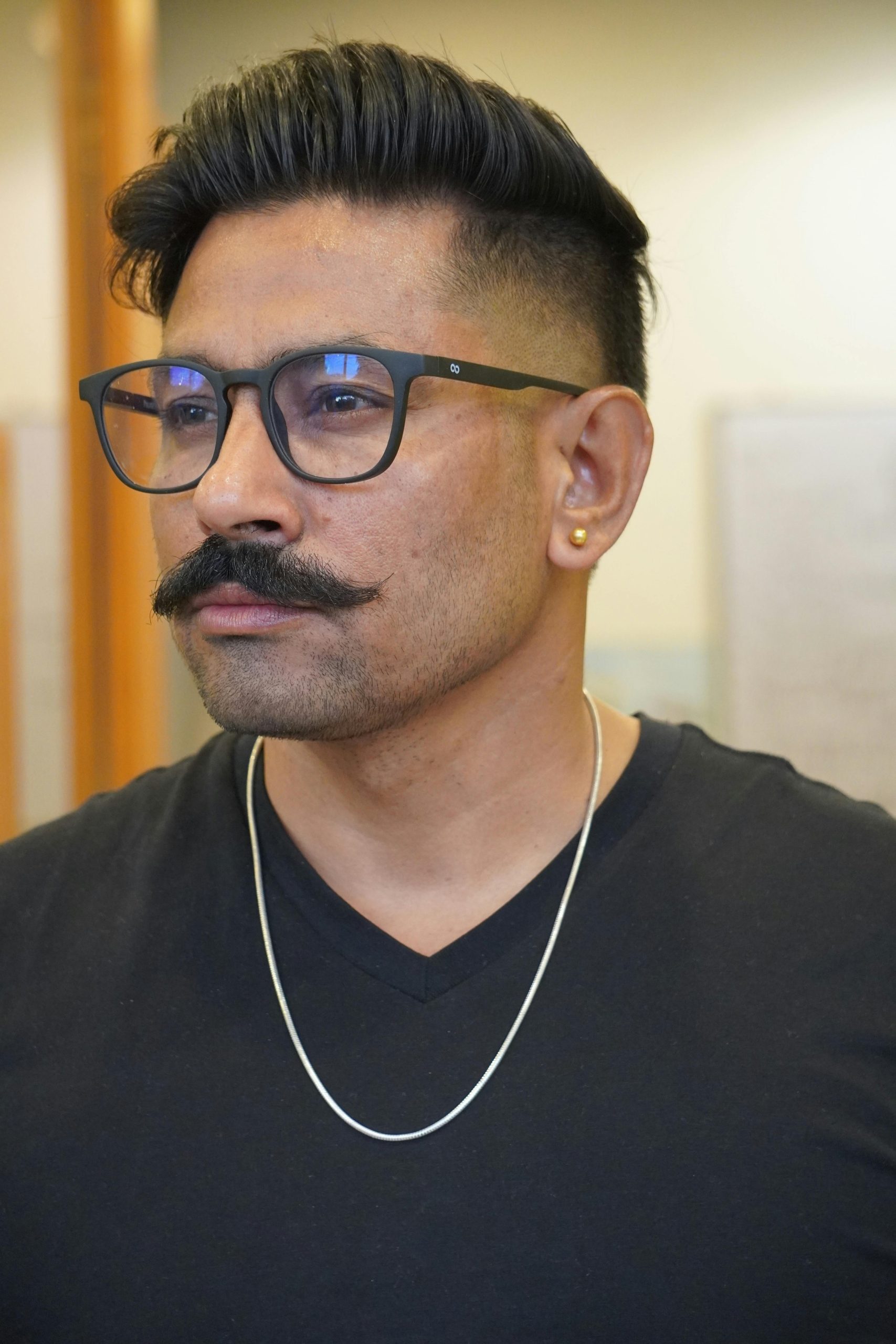 Entretien professionnel d'une moustache italienne