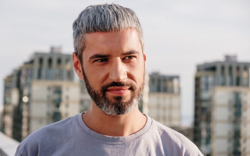 Homme aux cheveux gris argentés et à la barbe poivre et sel, en ville