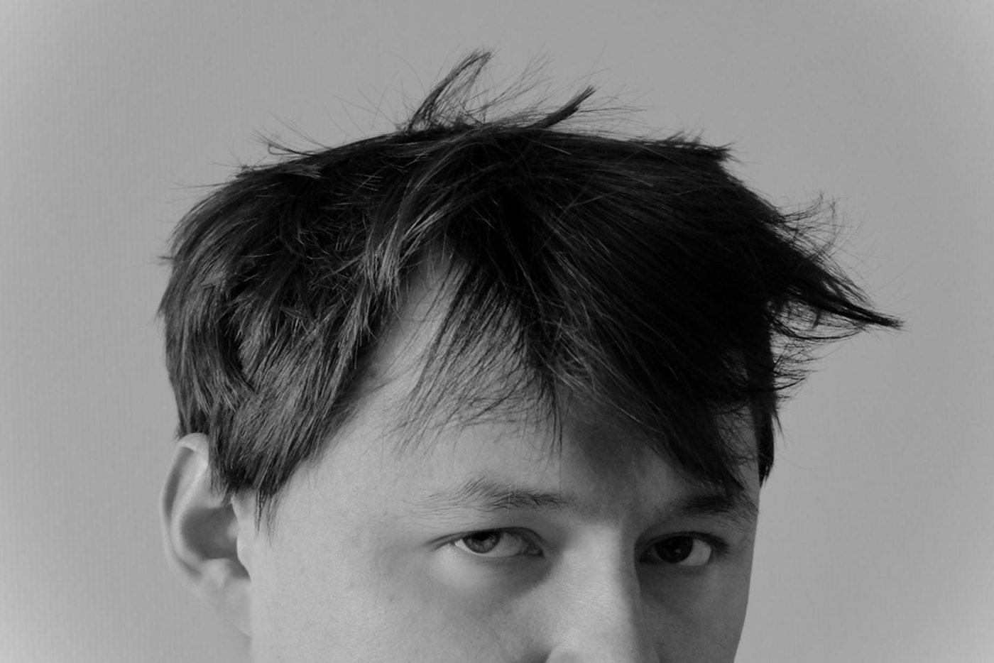 Portrait en noir et blanc d'un homme aux cheveux en bataille