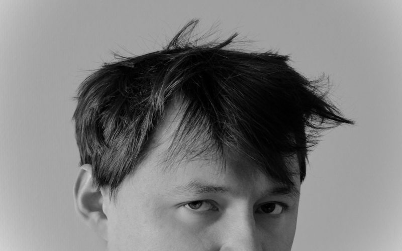 Portrait en noir et blanc d'un homme aux cheveux en bataille