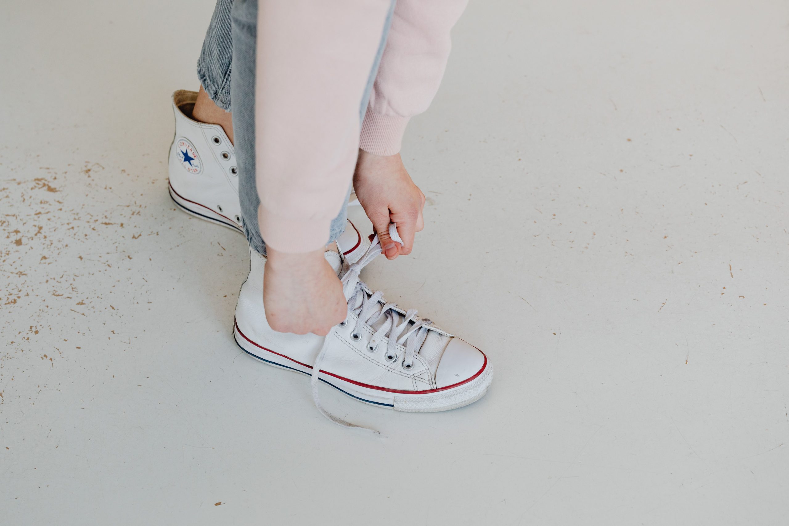Comment nettoyer des lacets blancs jaunis ? 2 Lacets blancs jaunis