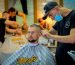 Barbier coupant les cheveux d'un client en salon