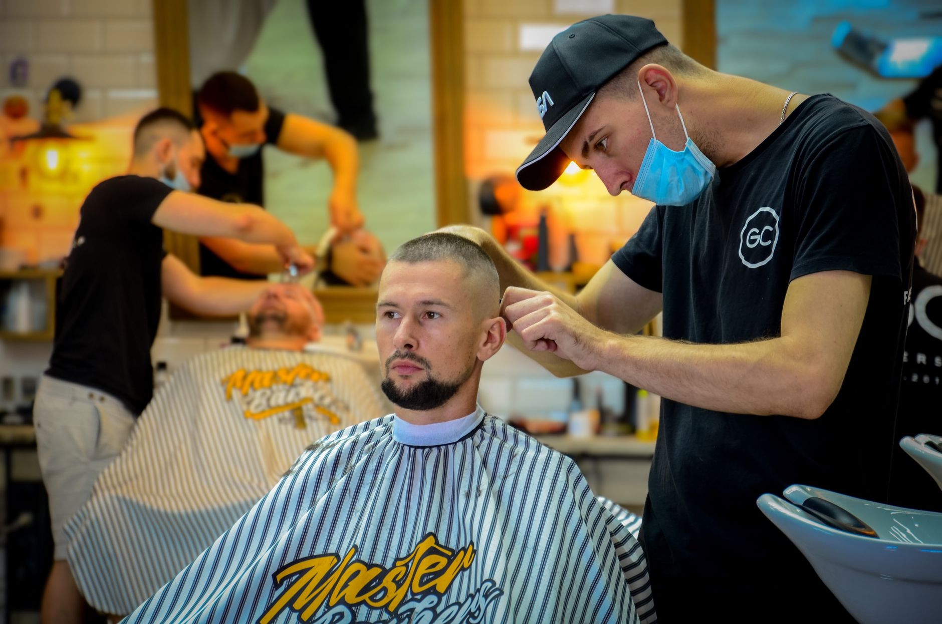 Barbier coupant les cheveux d'un client en salon