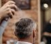 Barbier stylisant les cheveux d'un client en salon