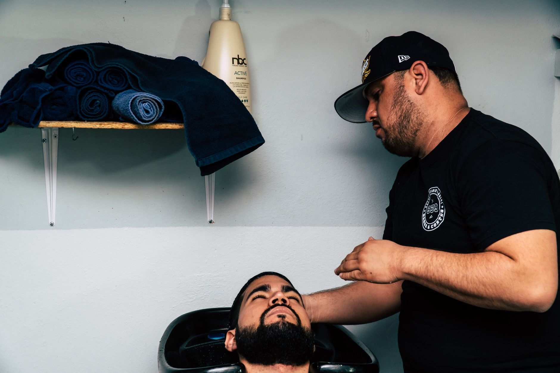 Barbier qui inspecte une barbe chez un client