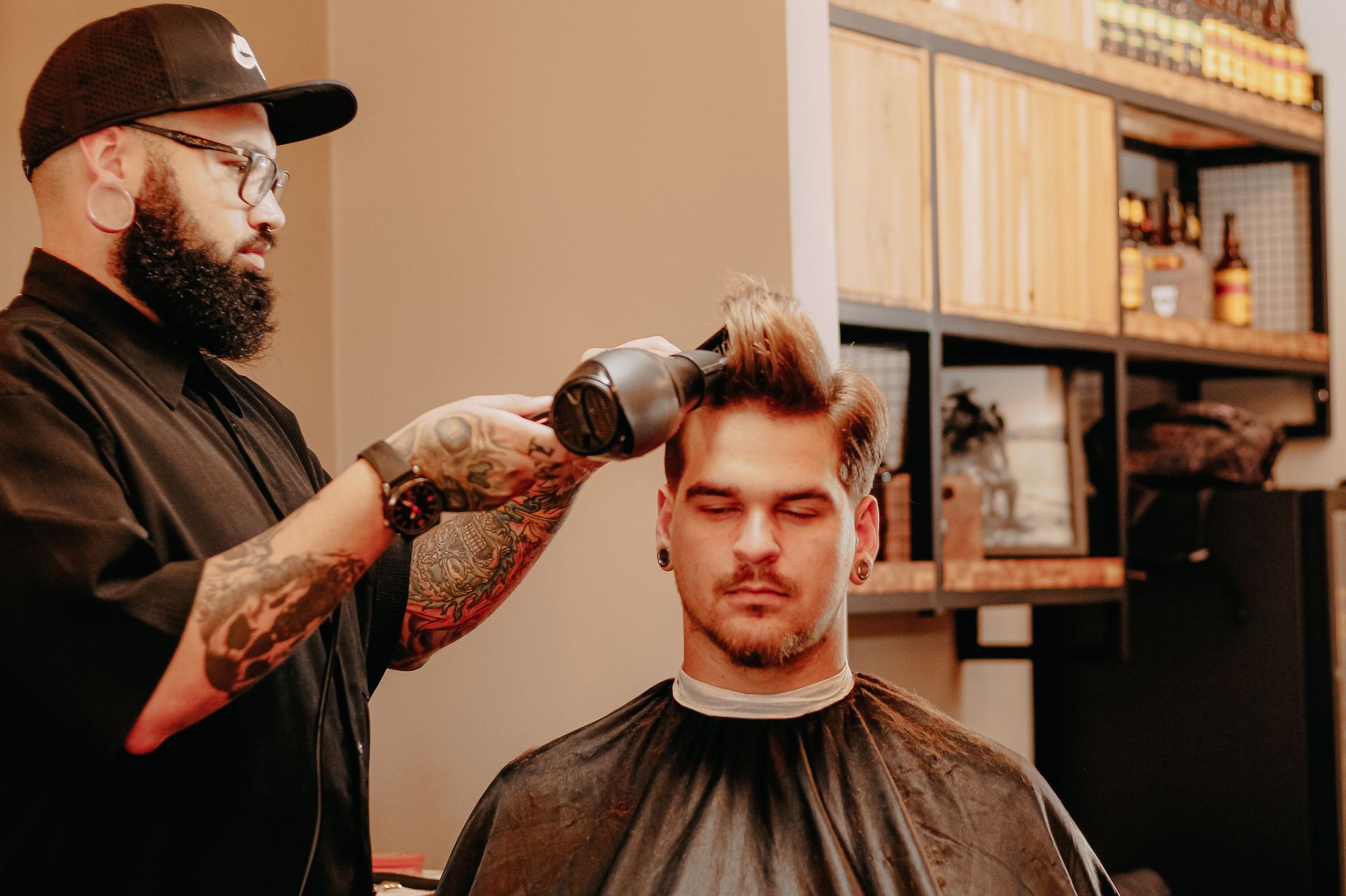Barbier séchant les cheveux au salon