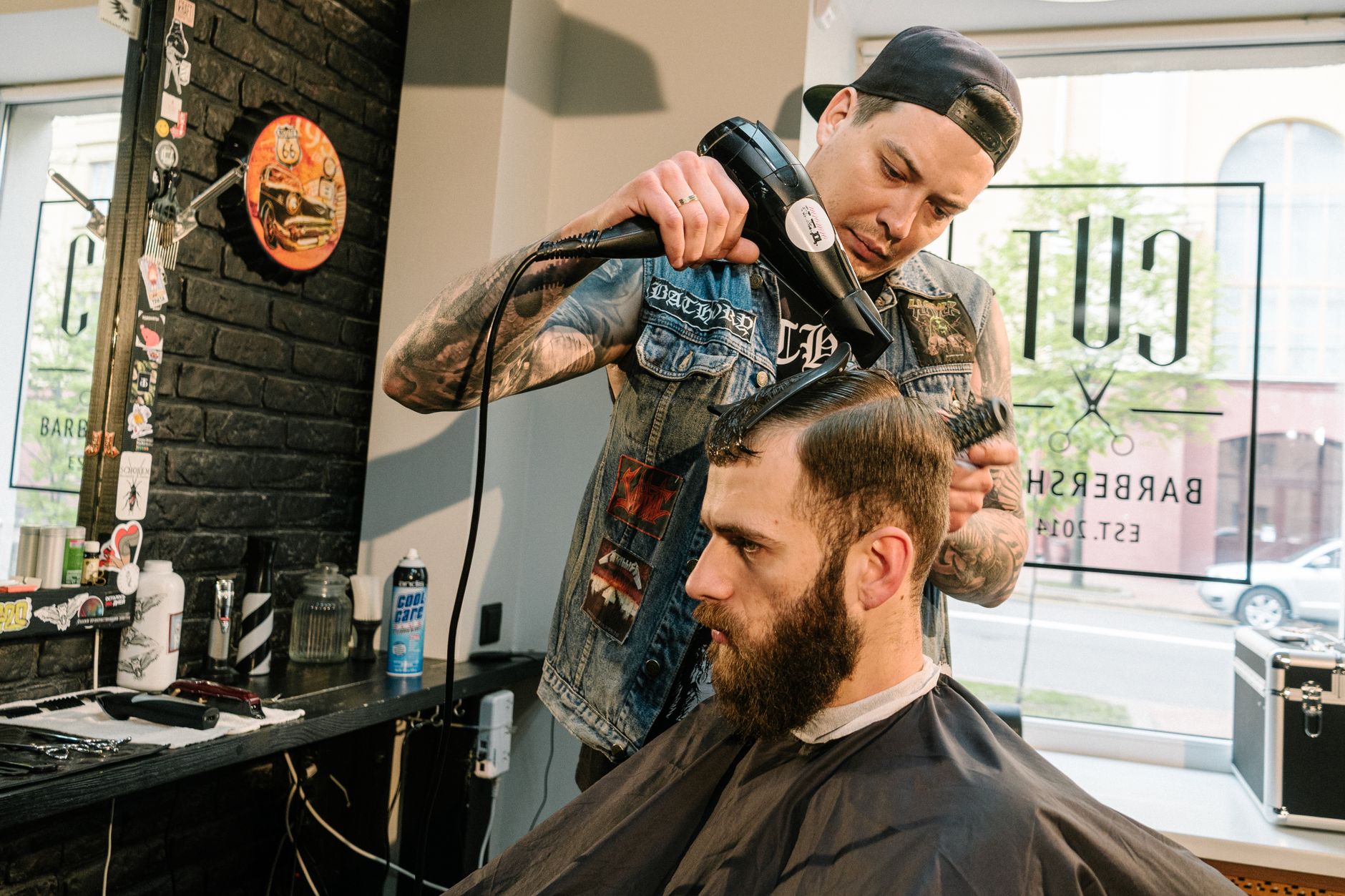 Coiffeur utilisant un sèche-cheveux sur un client