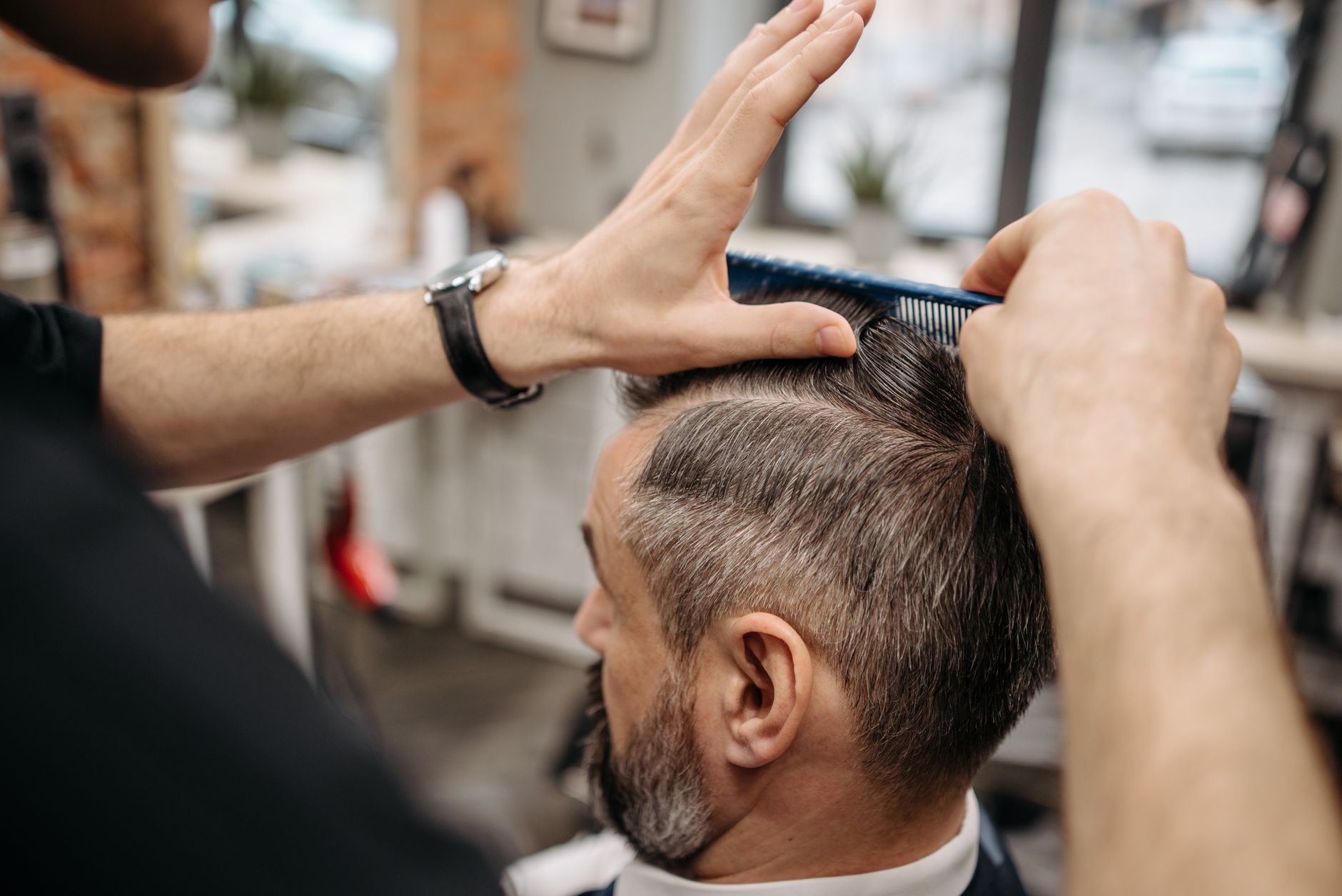 Coupe de cheveux réalisée par un barbier professionnel