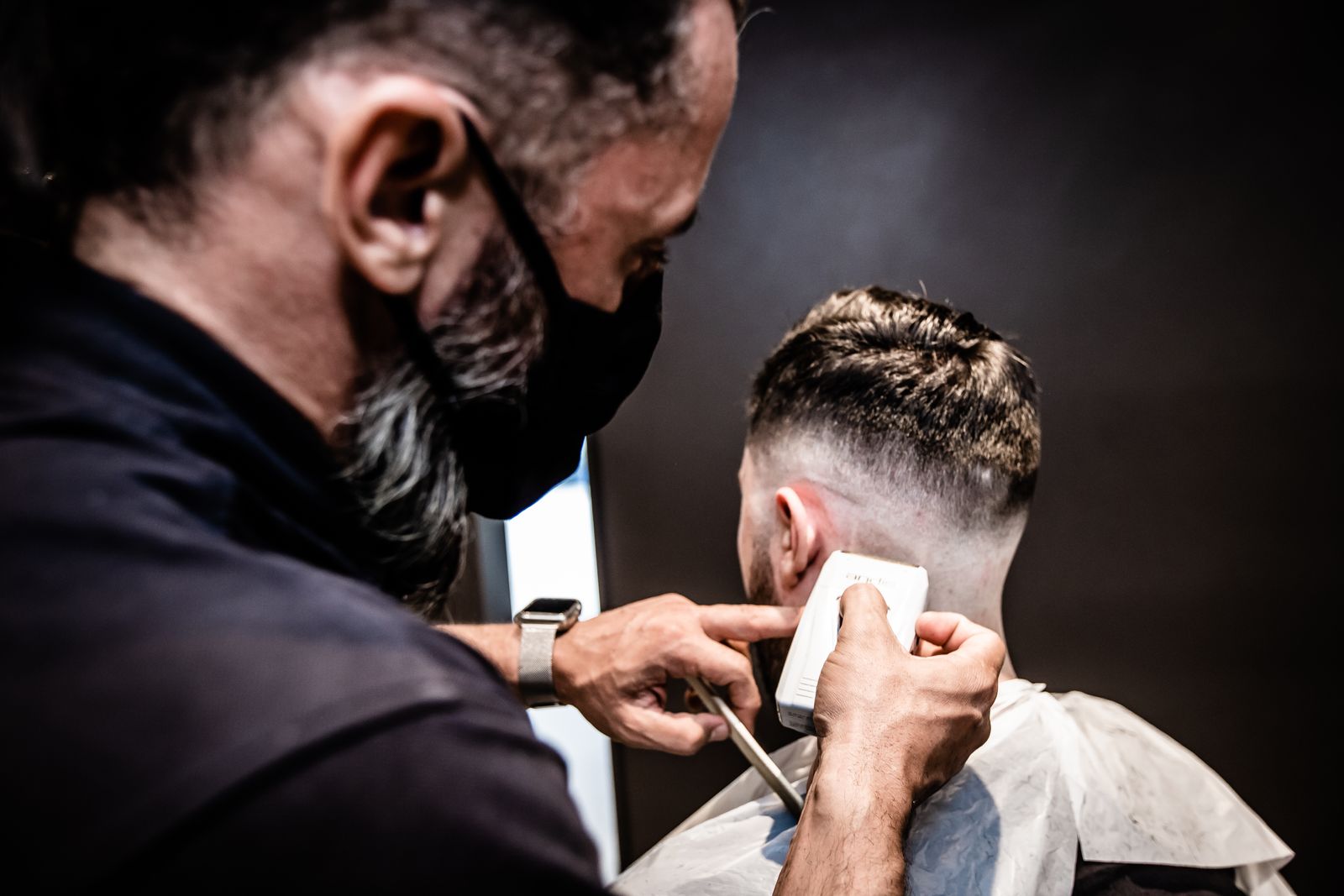 Ciseaux de coiffure japonais : la précision au bout des doigts 4 Travail de précision aux ciseaux et au peigne sur une coupe masculine