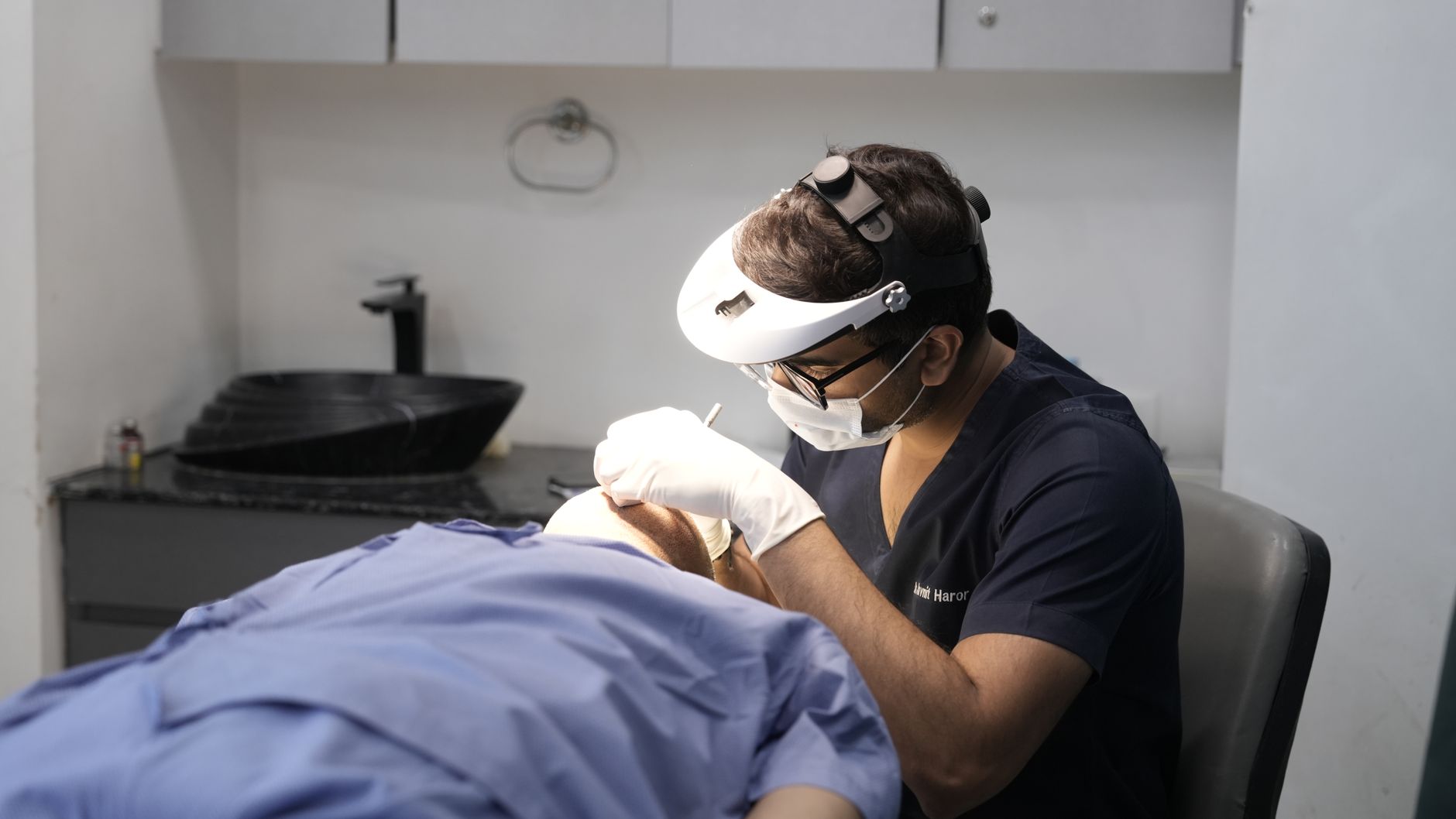 Combien de cheveux perd-on vraiment par jour ? 3 Dermatologue examinant le cuir chevelu d'un patient
