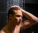 Homme sous la douche qui rince ses cheveux