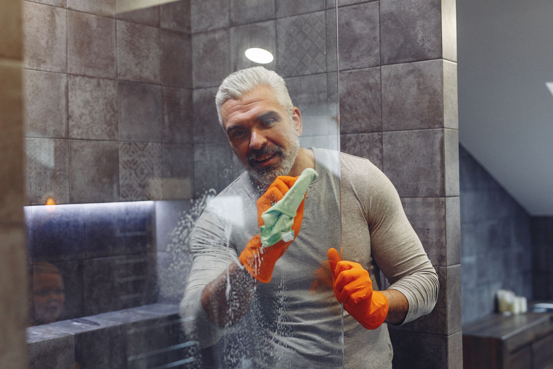 Comment te débarrasser des pellicules pour de bon ? 2 Douche et rituel capillaire du quotidien