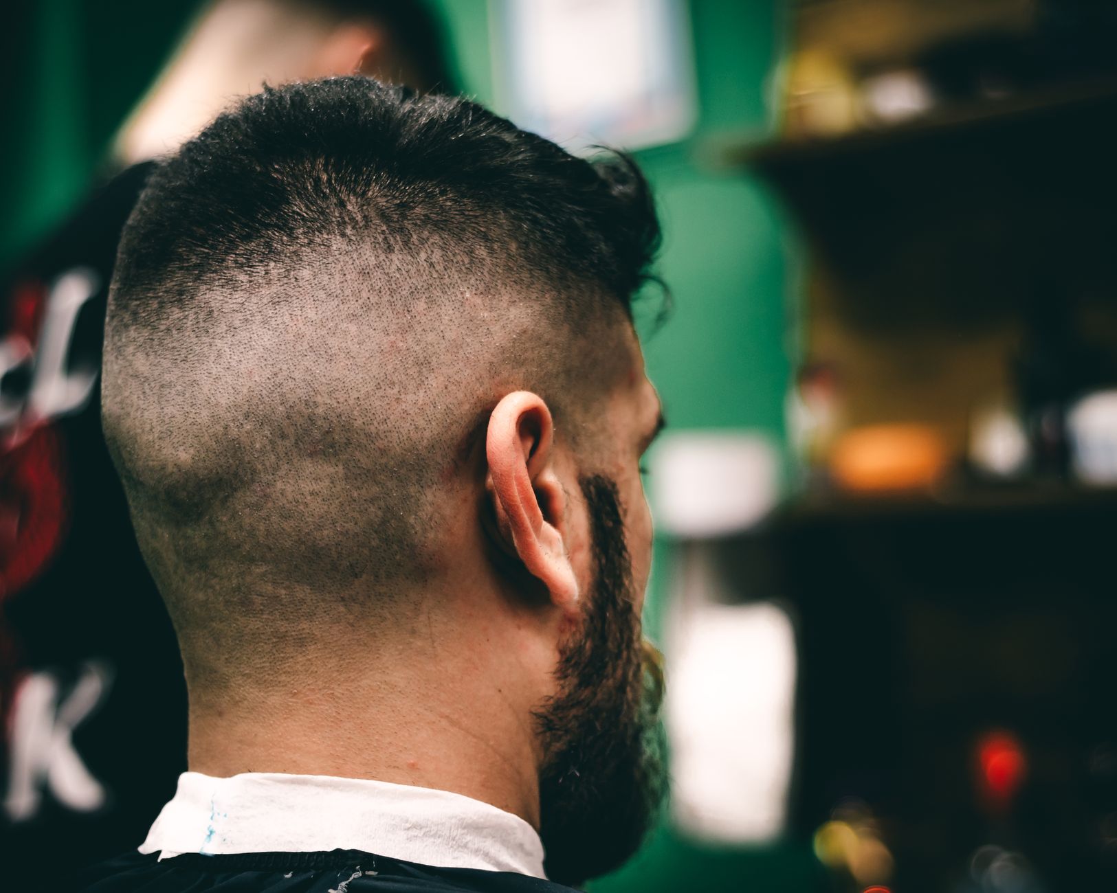 Cheveux fins homme : comment les épaissir vraiment ? 2 Vue arrière d'une coupe homme dégradée laissant apparaître le cuir chevelu