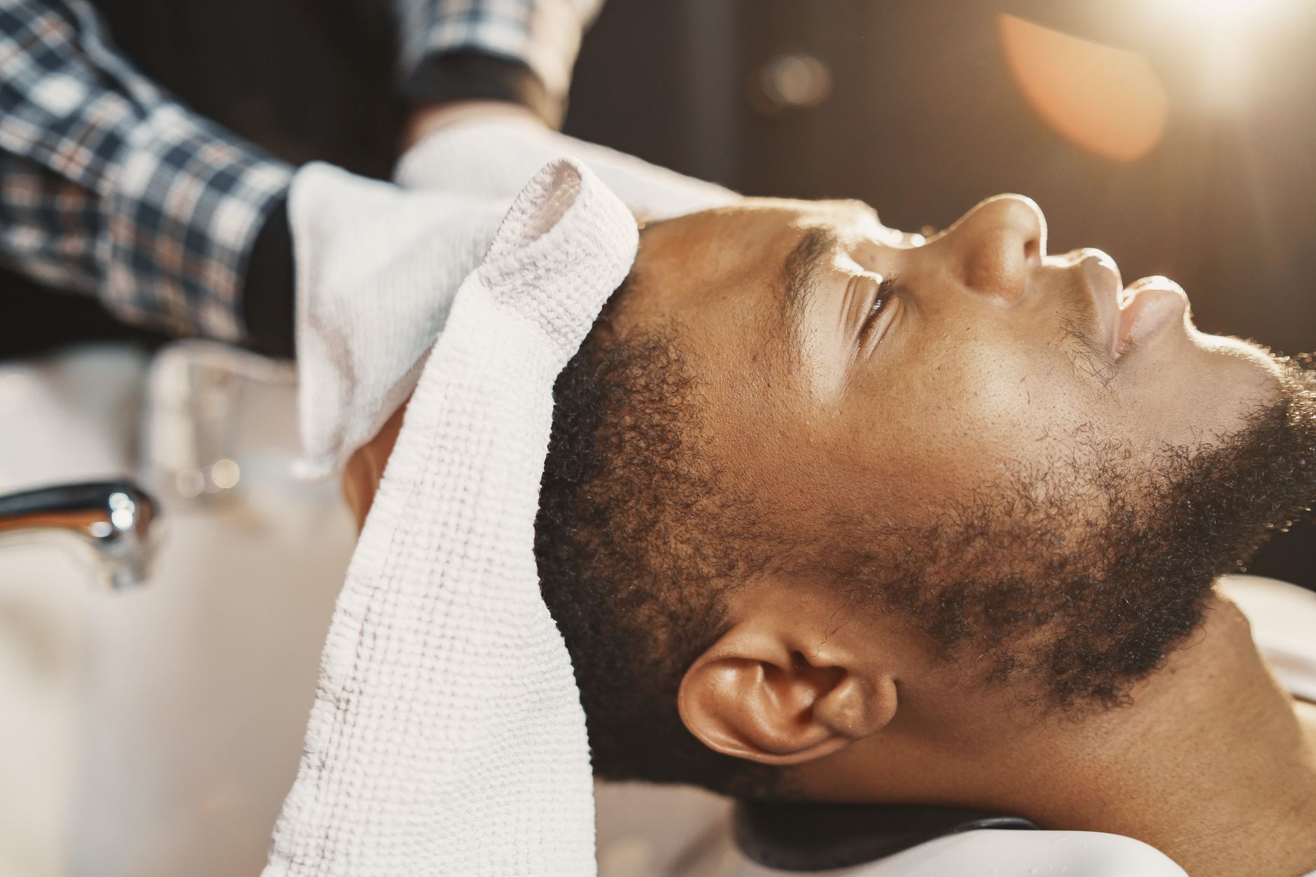 Cheveux secs homme : le geste qui change tout 3 Homme en peignoir après un soin capillaire en salon