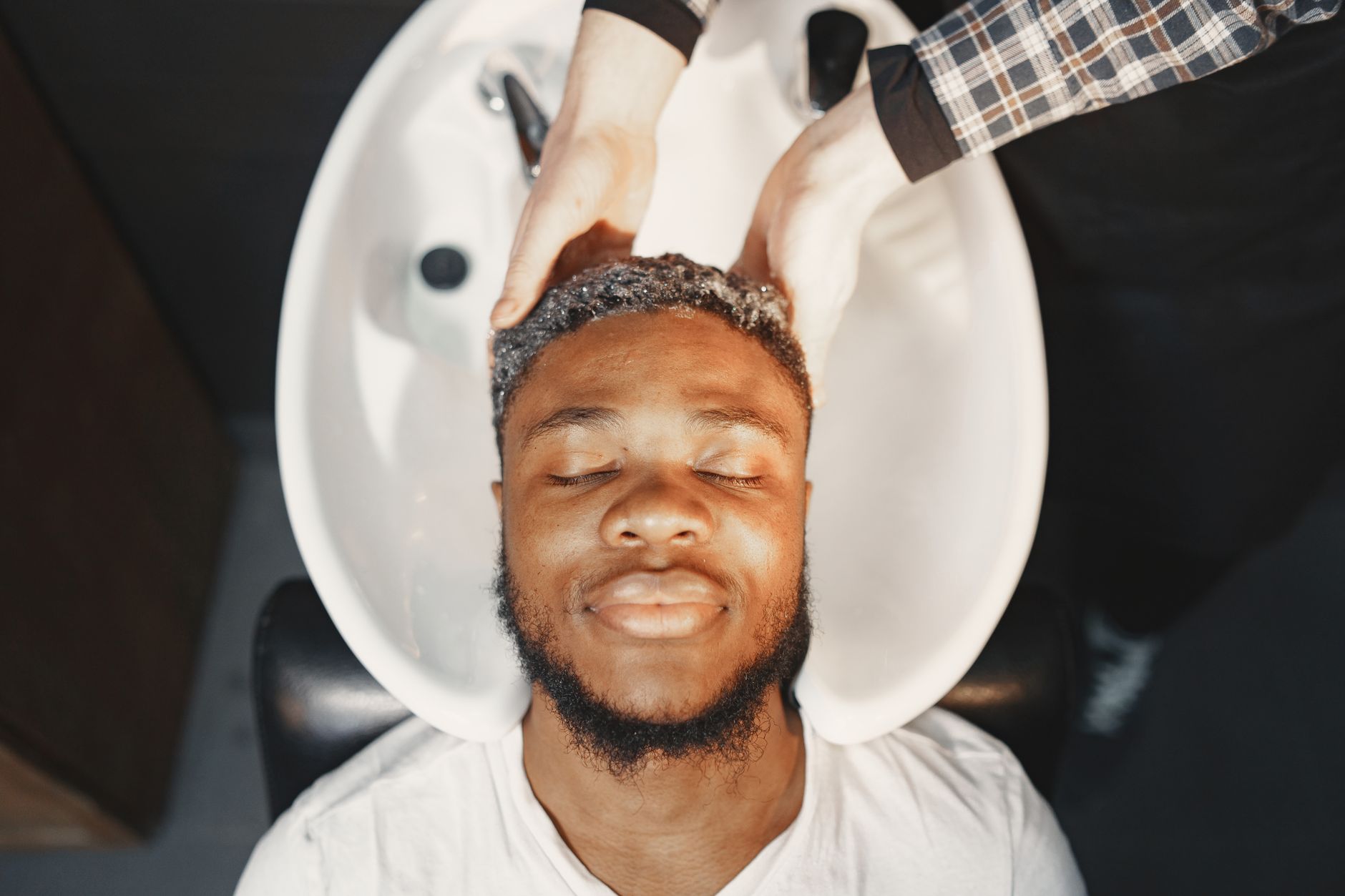 Lavage de cheveux antipelliculaire chez le barbier