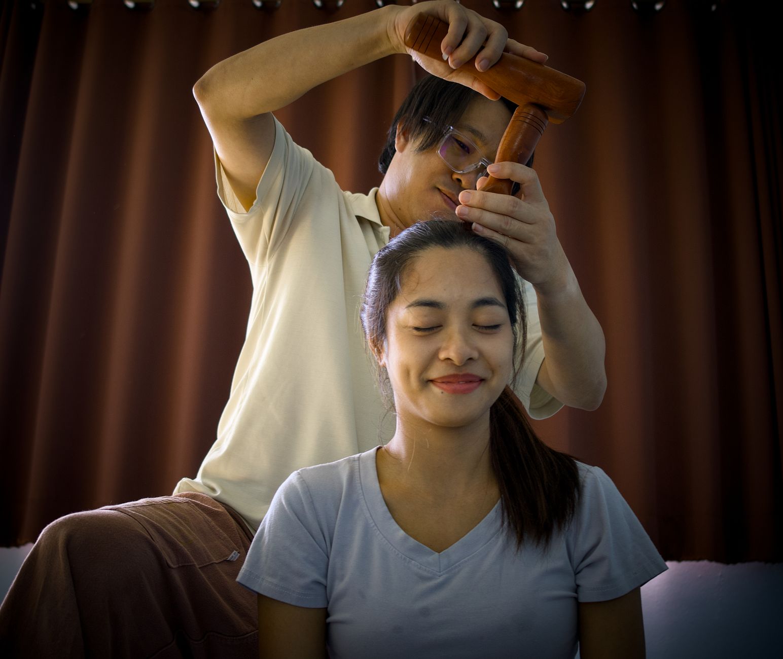 Massage du cuir chevelu aux outils en bois