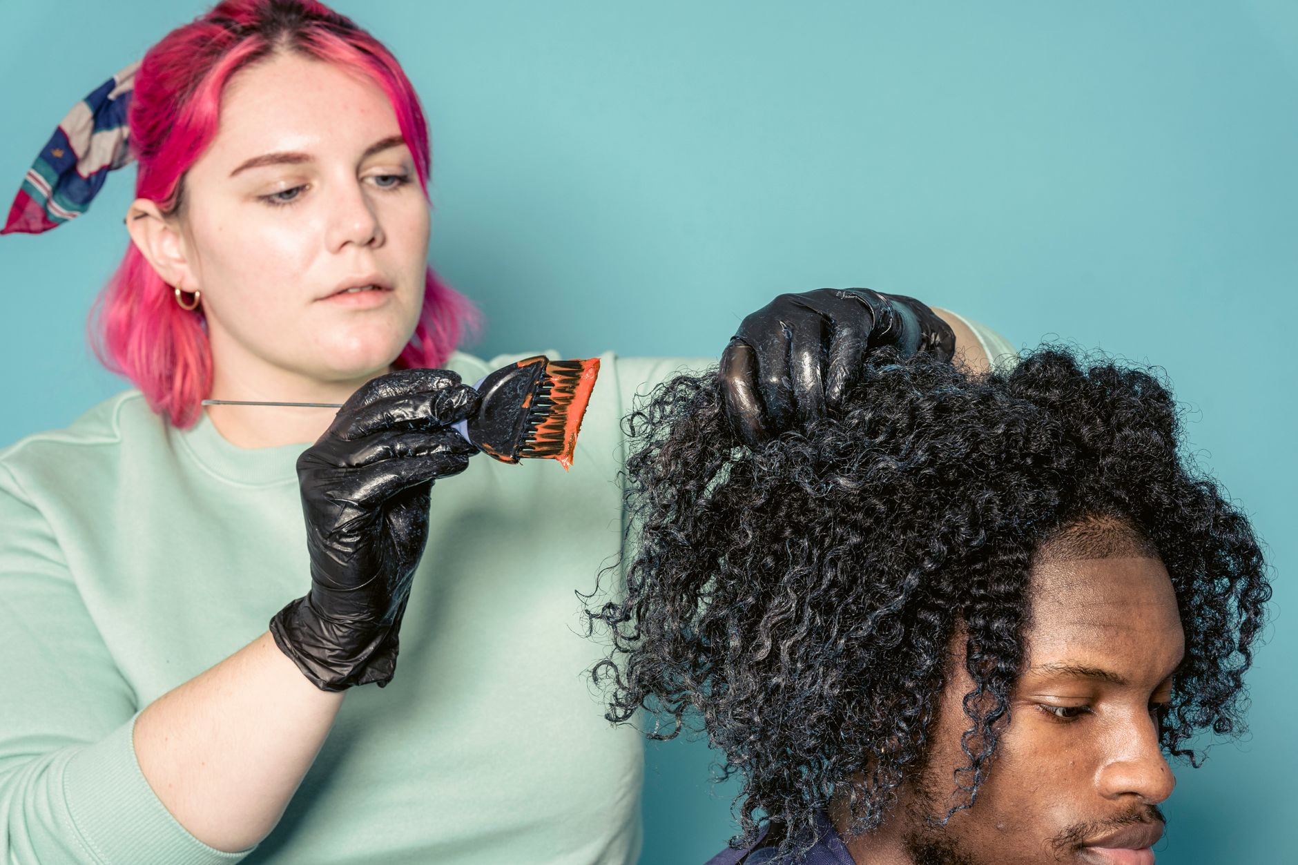 Combien de temps entre deux colorations sans ammoniaque ? 4 Mèches colorées en gros plan chez le coiffeur