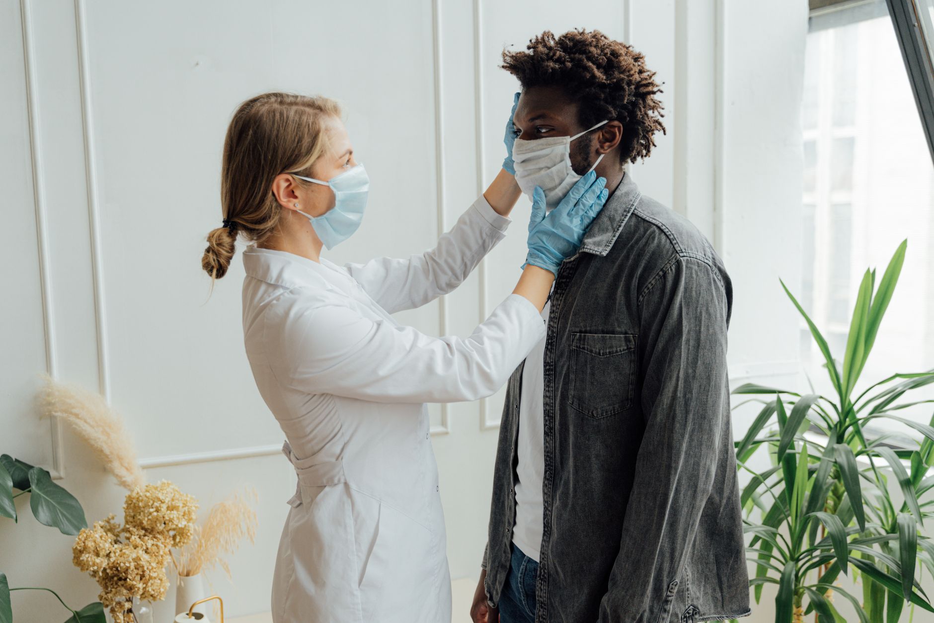 Combien de cheveux perd-on vraiment par jour ? 4 Médecin en consultation avec un patient