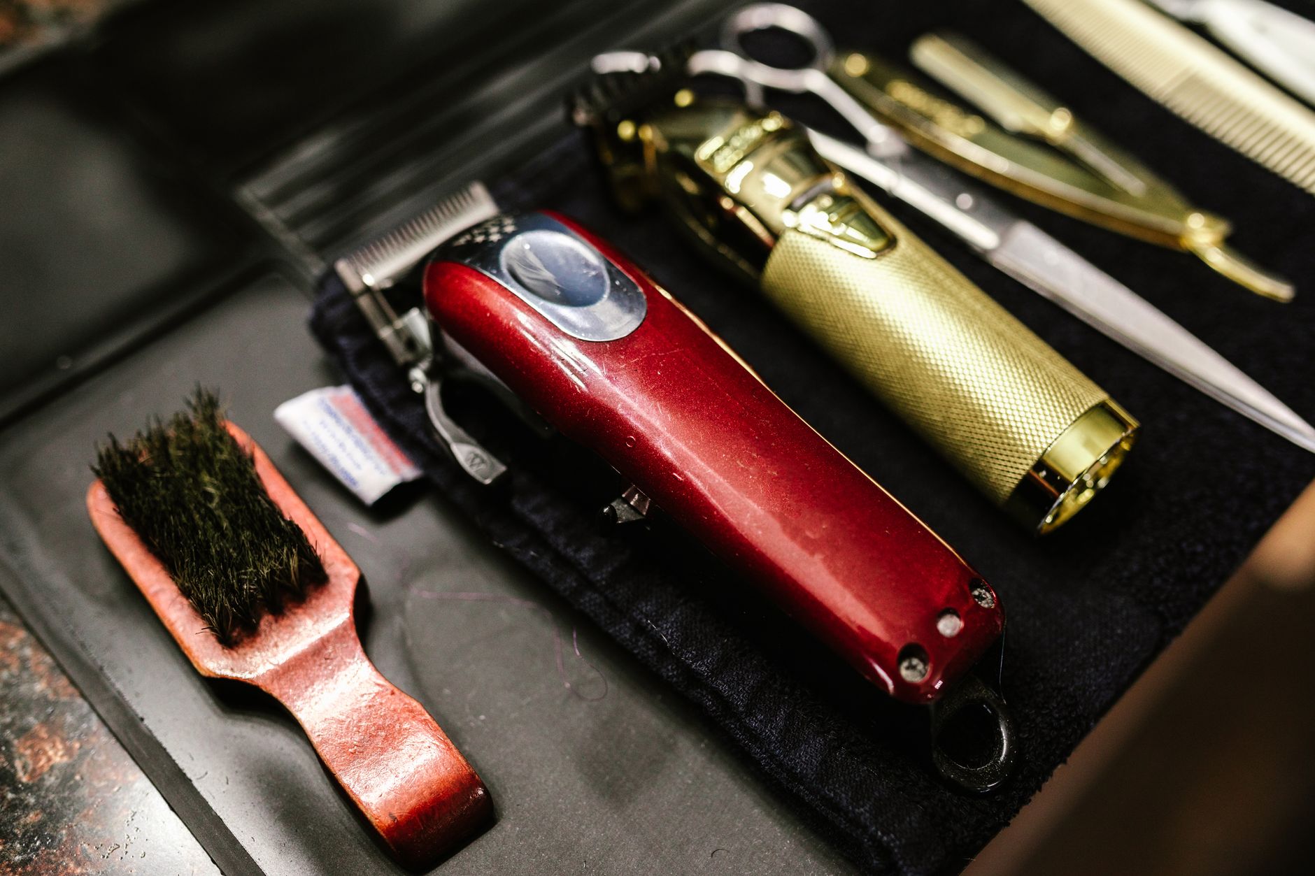 Nettoie ta brosse à cheveux comme au salon 2 Outils de barbier rangés avant une coupe