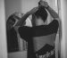 Homme qui coiffe ses cheveux devant un miroir