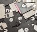 A collection of vintage floppy disks showcasing retro data storage technology. Une collection de disquettes vintage mettant en avant la technologie de stockage de données rétro.