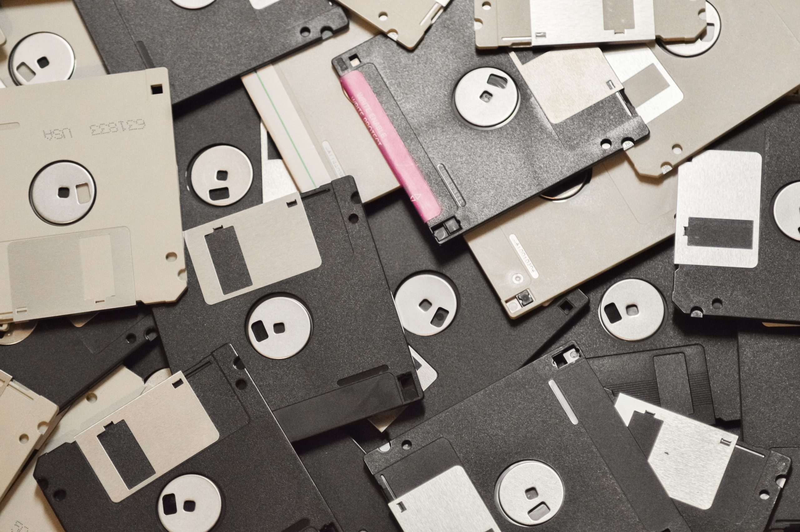 A collection of vintage floppy disks showcasing retro data storage technology. Une collection de disquettes vintage mettant en avant la technologie de stockage de données rétro.