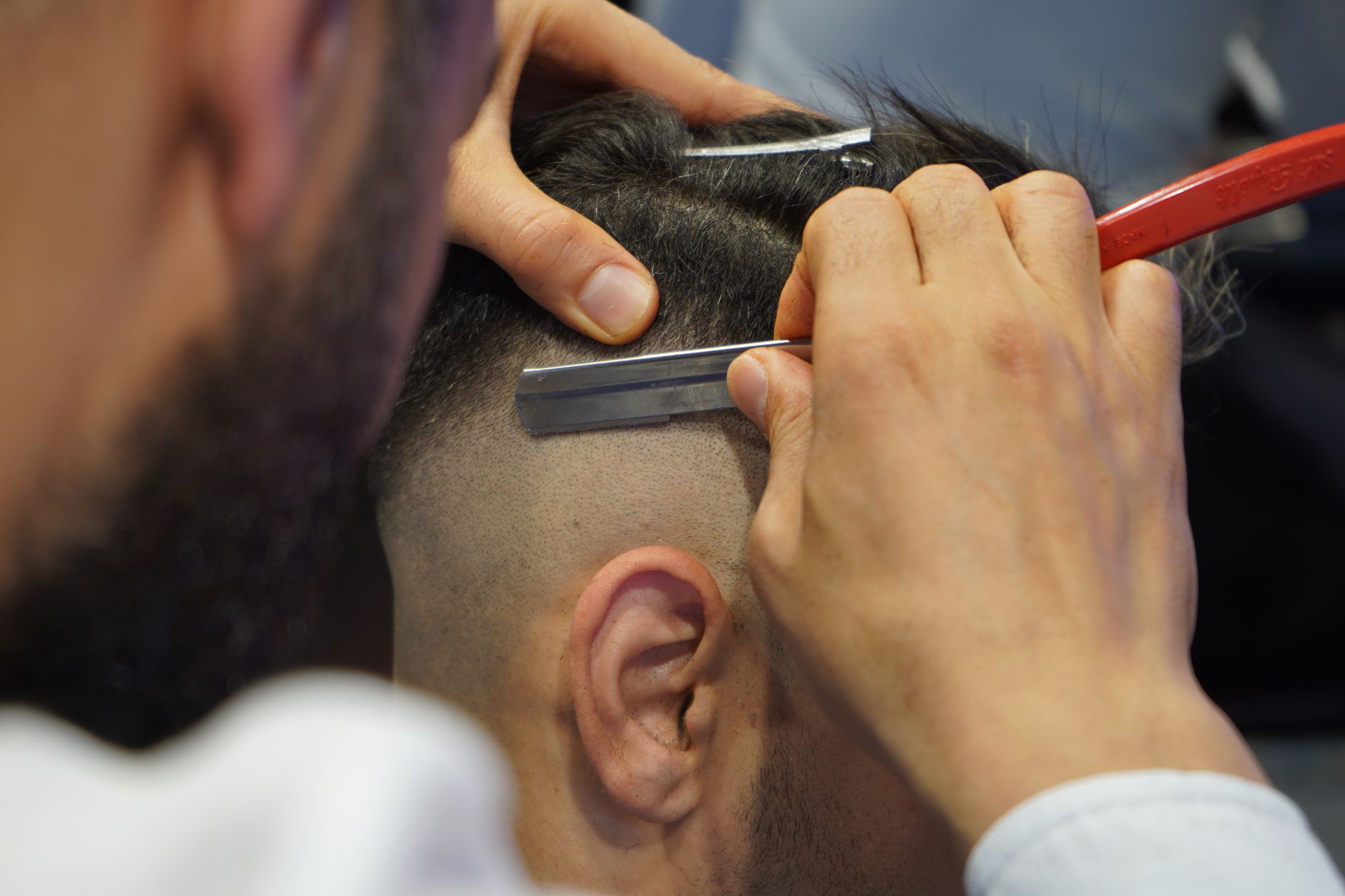 Barbier qui rase la nuque d un homme au rasoir