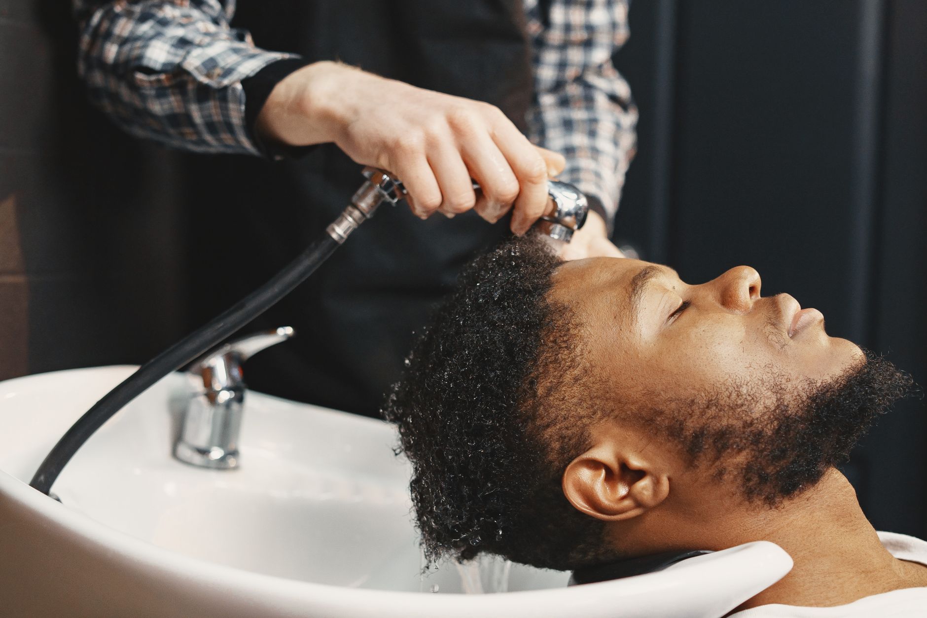 Rinçage des cheveux homme en salon