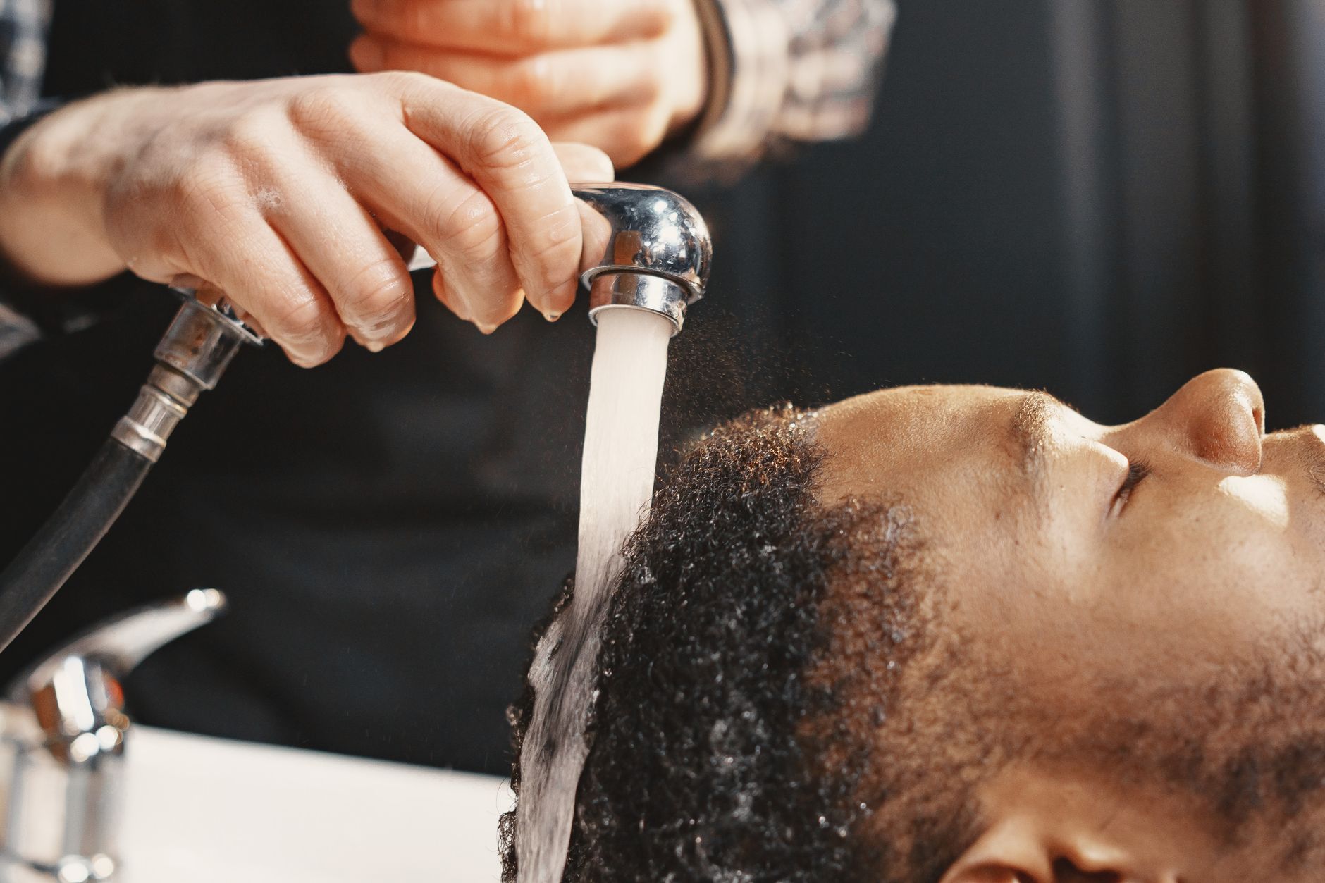 Shampoing cheveux homme en salon