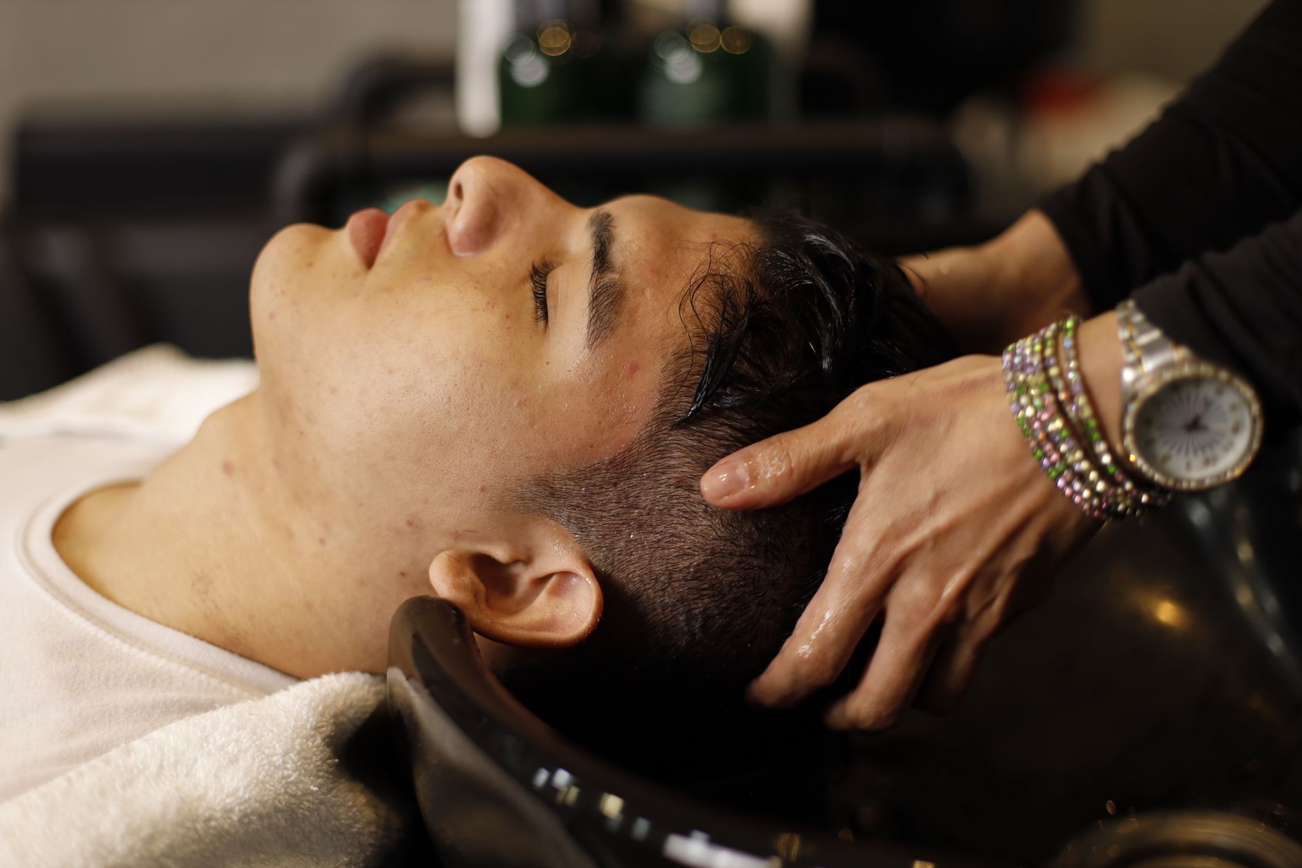 Une bête dans les cheveux sans être un pou, c'est quoi ? 1 Shampoing detente en salon de coiffure homme