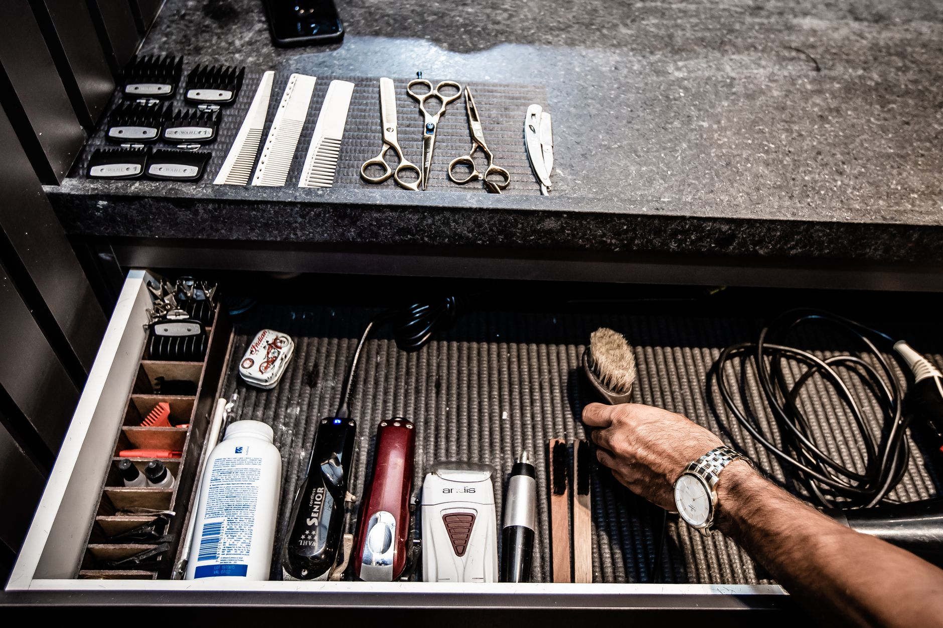 Nettoie ta brosse à cheveux comme au salon 4 Tiroir de rangement des outils de coiffeur