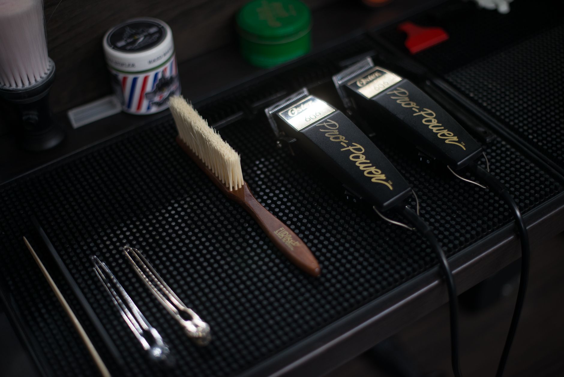 Nettoie ta brosse à cheveux comme au salon 3 Tondeuse et accessoires de coiffure en salon
