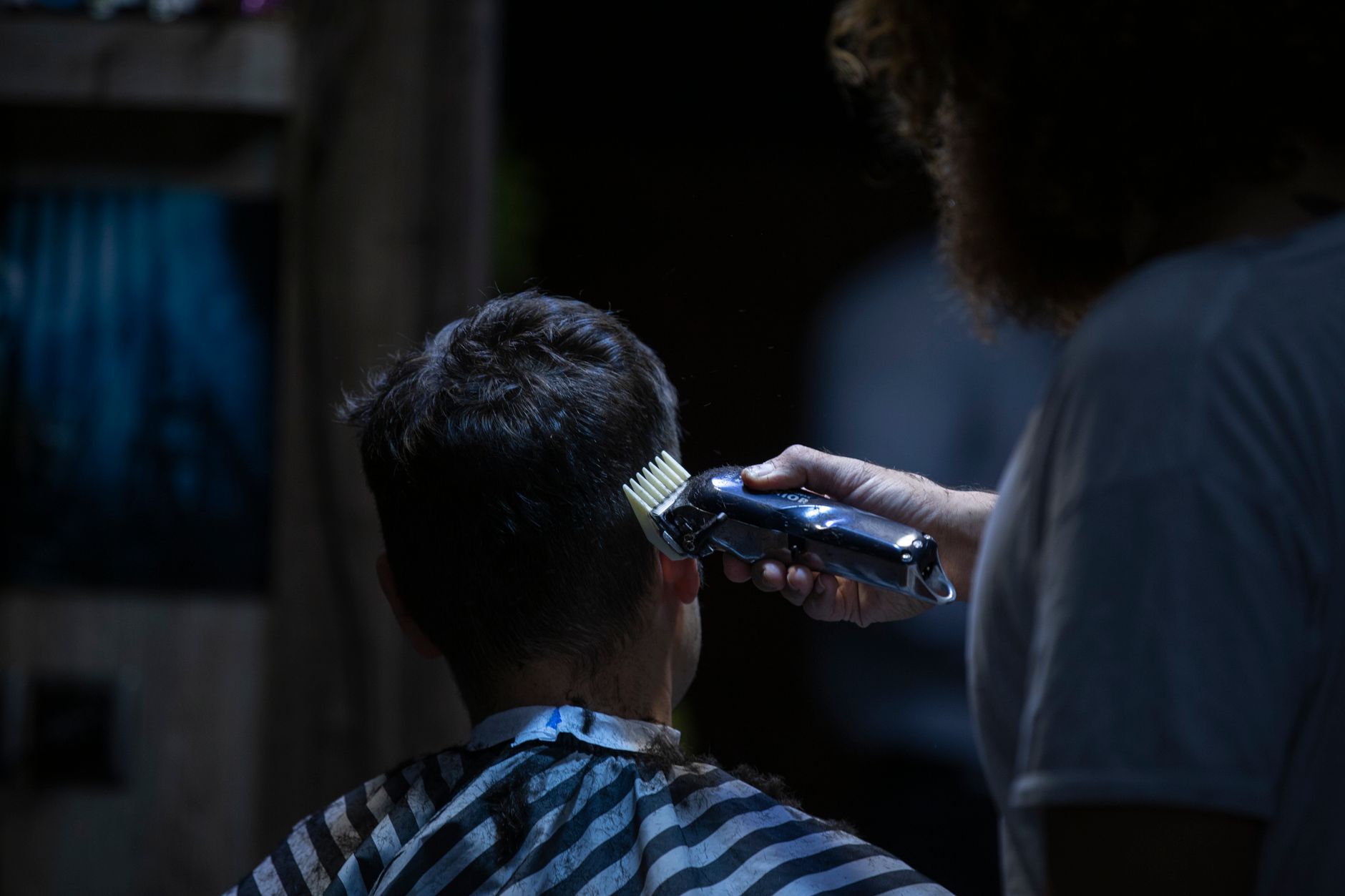 Combien de centimètres poussent tes cheveux chaque mois ? 3 Tondeuse sur la nuque pour une coupe nette