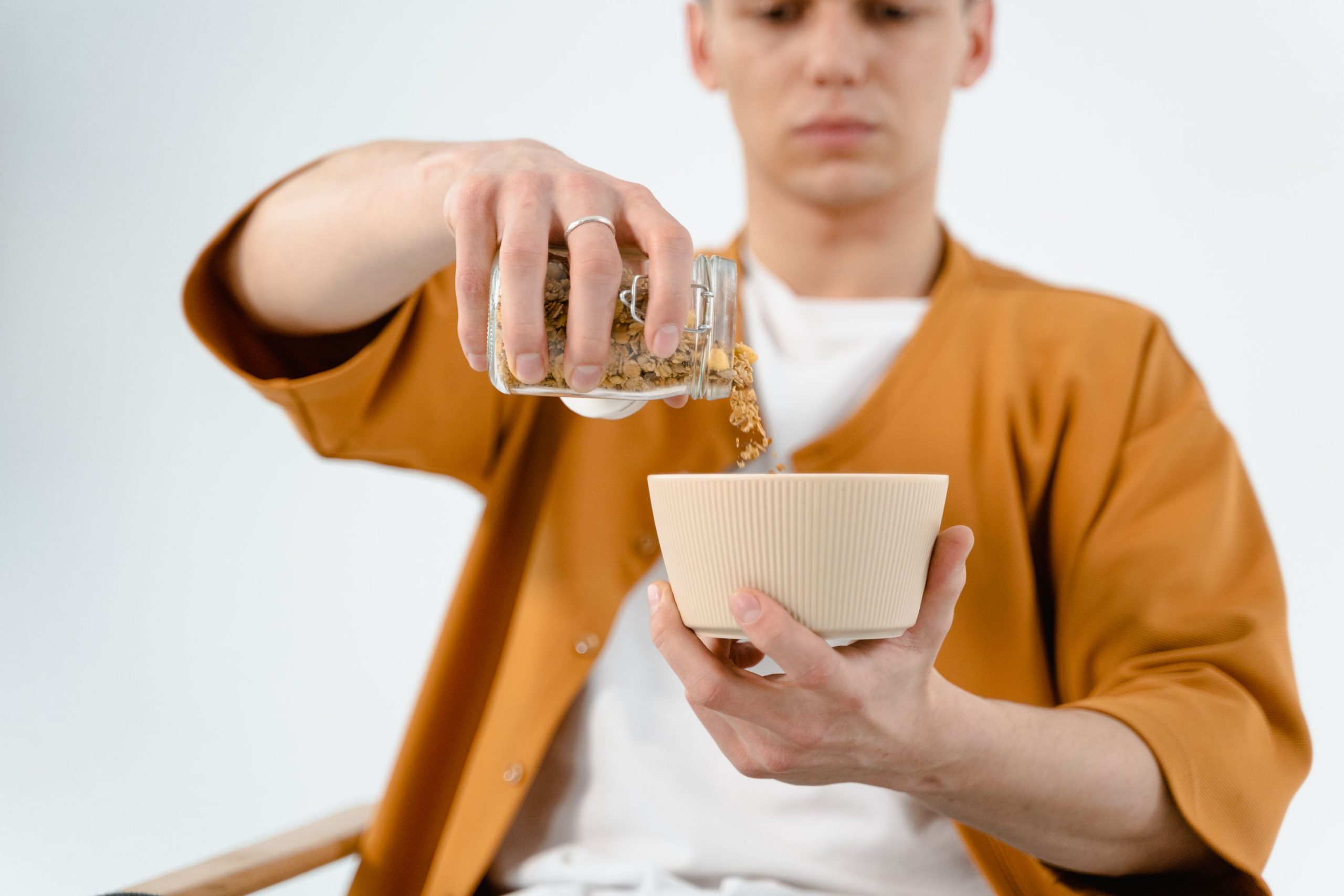 Homme mangeant des aliments riches en proteines