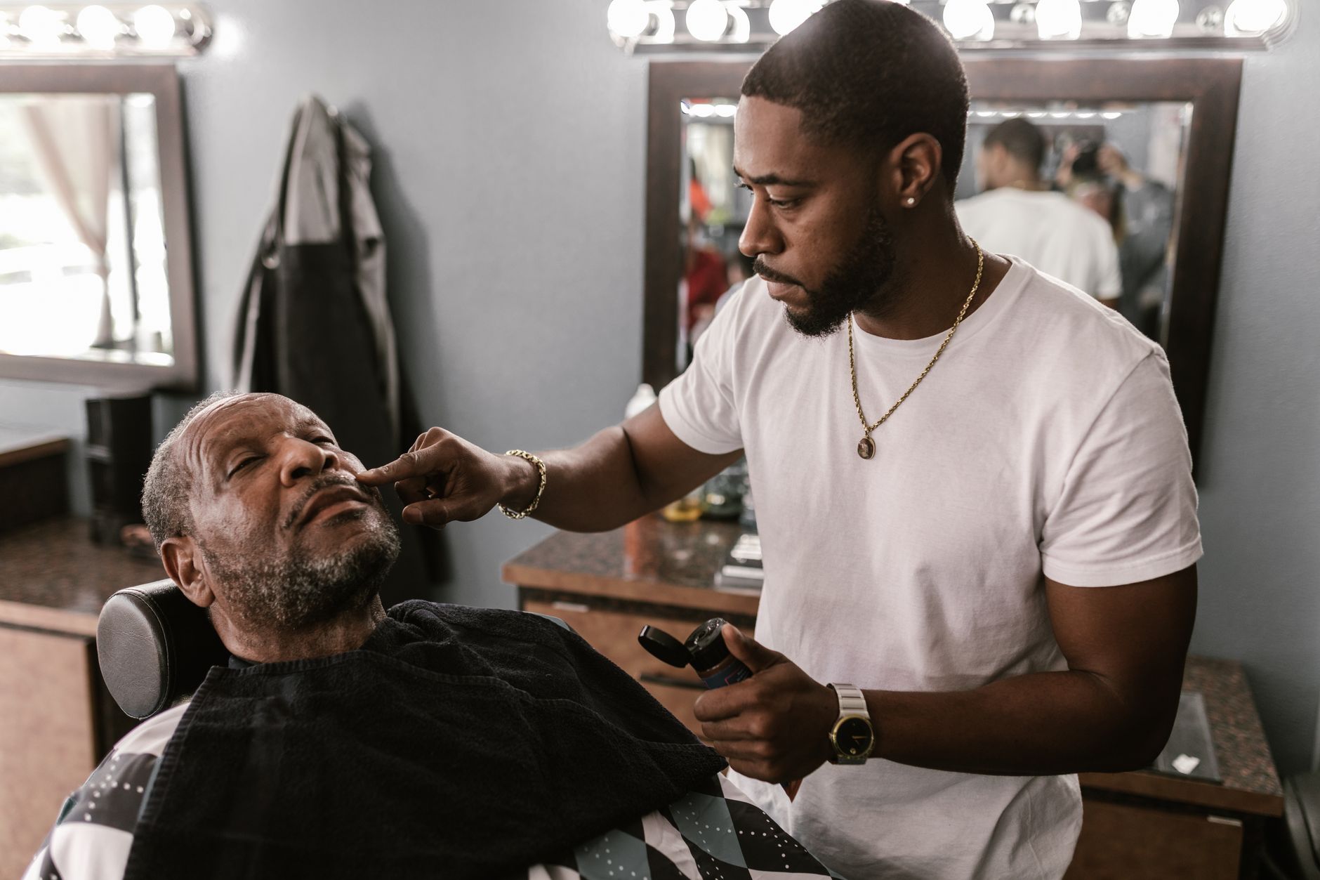 Comment t'habiller pour un enterrement sans te tromper ? 4 Barbier qui taille une barbe