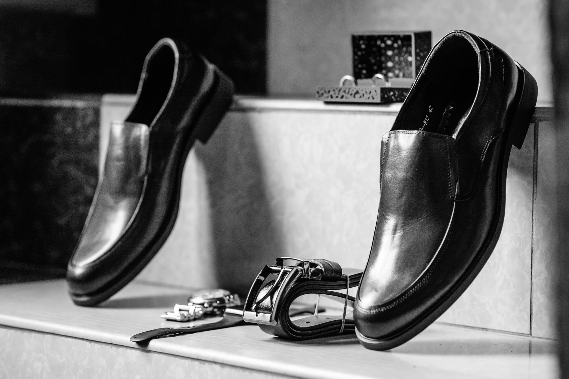 Comment t'habiller pour un enterrement sans te tromper ? 3 Chaussures noires cirées pour homme