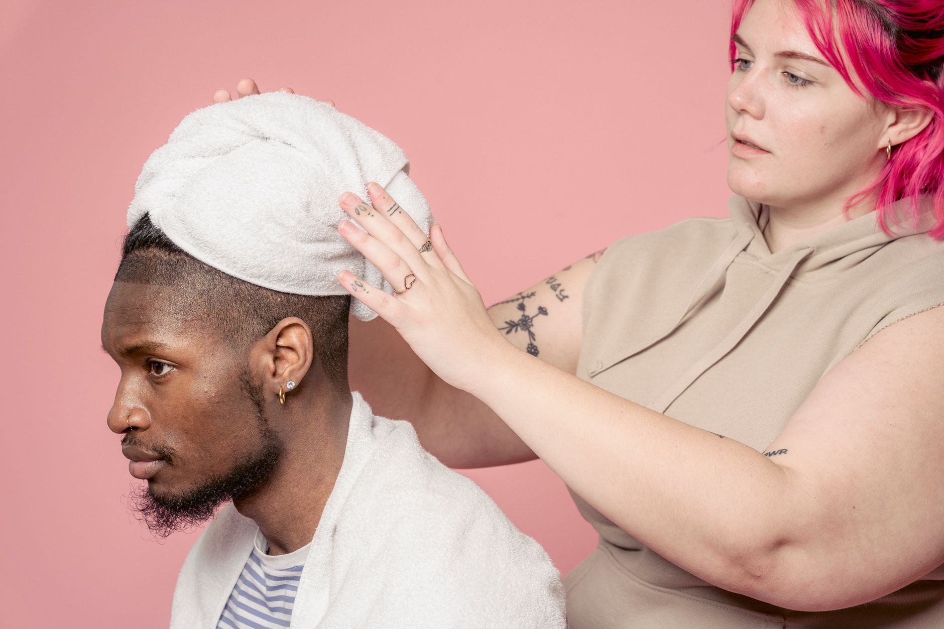 Lave-toi bien les cheveux : la méthode qui marche 3 Cheveux essuyés avec une serviette après le lavage