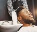 Homme prenant soin de ses cheveux