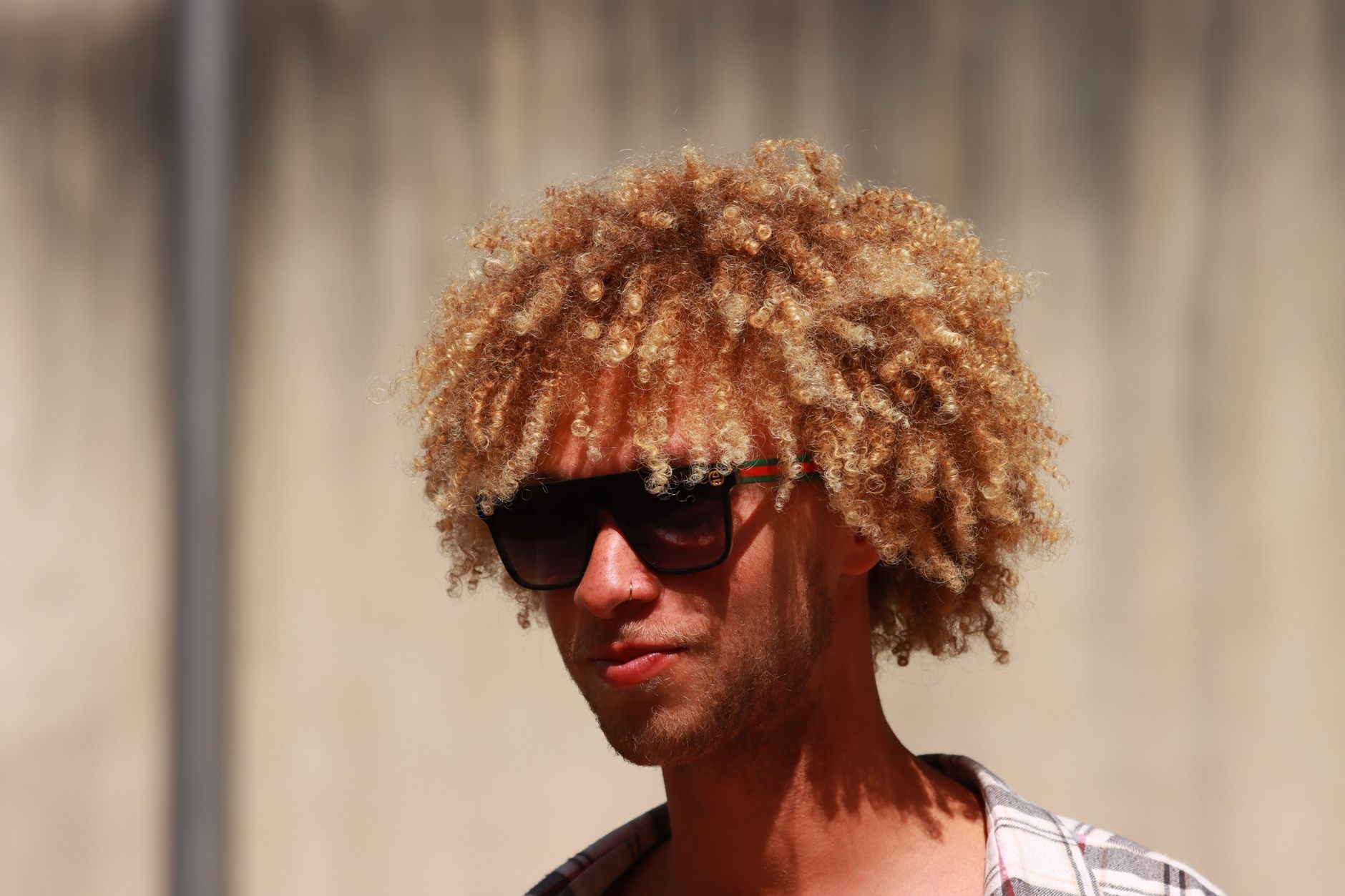 Gros plan sur des cheveux bouclés épais chez un homme