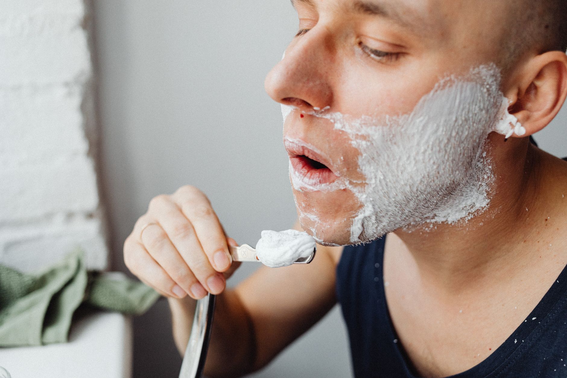 Bien se raser le visage : ma méthode sans irritation 4 Gros plan sur un rasage à la mousse au coupe-chou