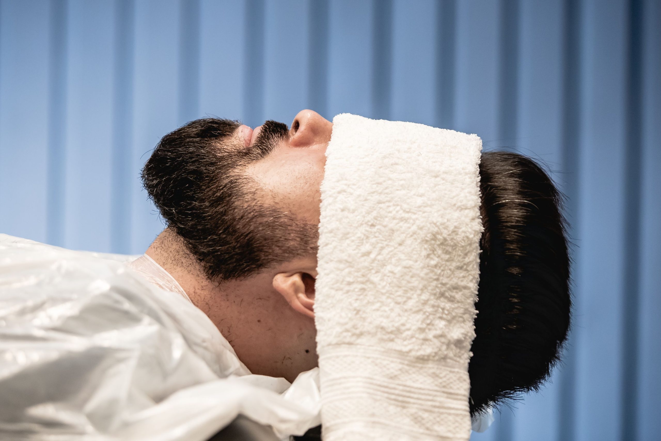 Application d'huile sur des cheveux d'homme