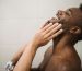 Homme qui se lave les cheveux sous la douche