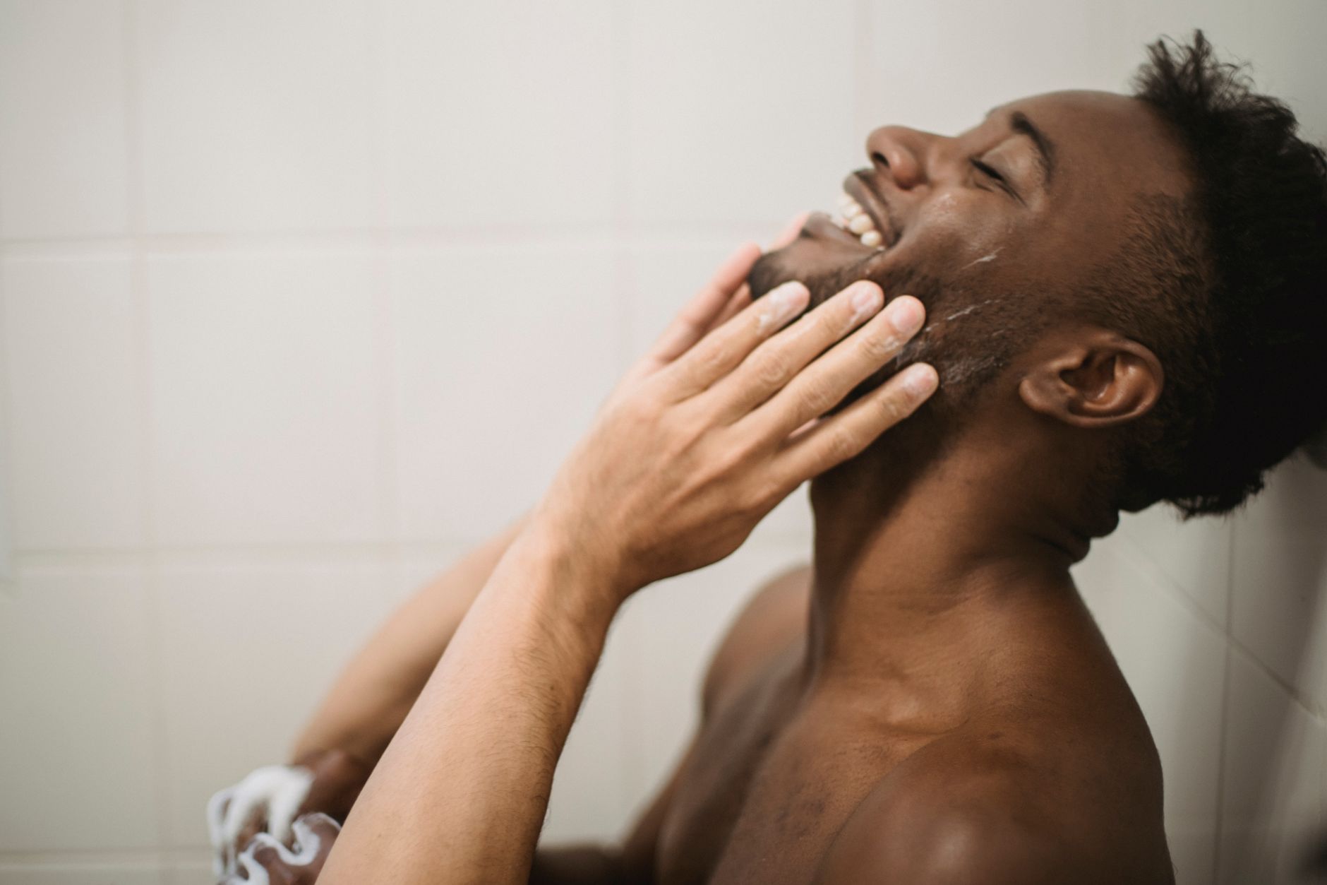 Homme qui se lave les cheveux sous la douche
