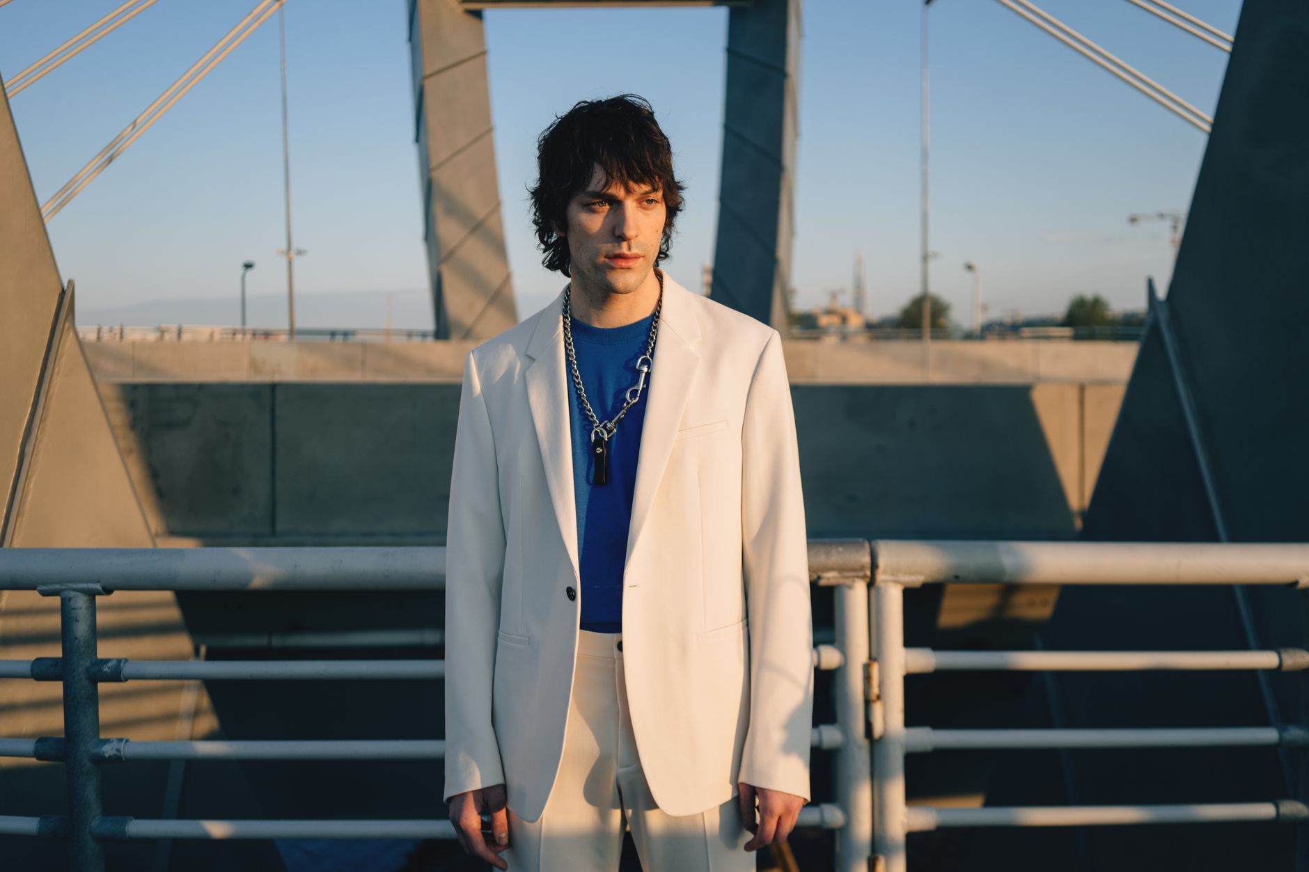 Morphologie en H homme : comment structurer ta silhouette ? 2 Homme en blazer ample et tee-shirt bleu