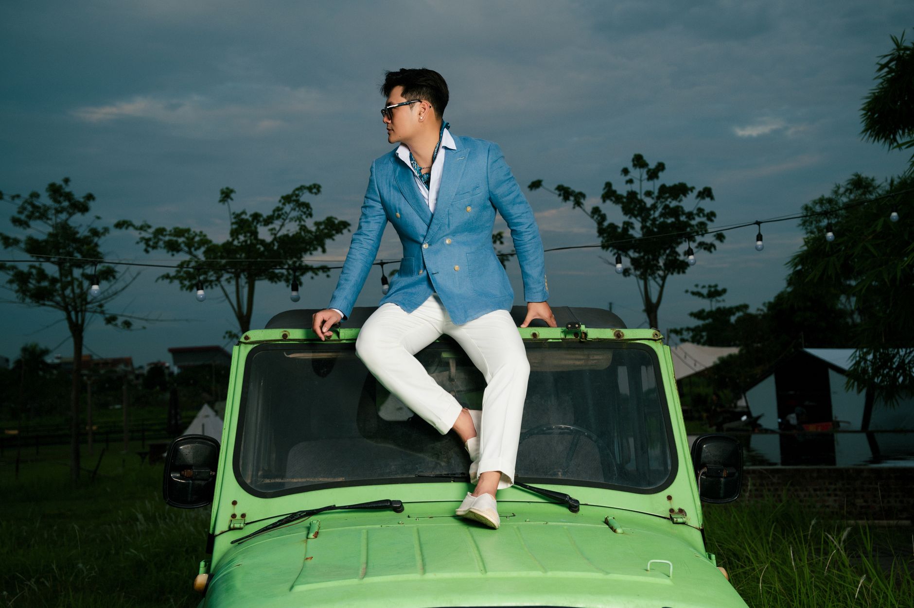Morphologie en H homme : comment structurer ta silhouette ? 3 Homme en blazer bleu et pantalon blanc