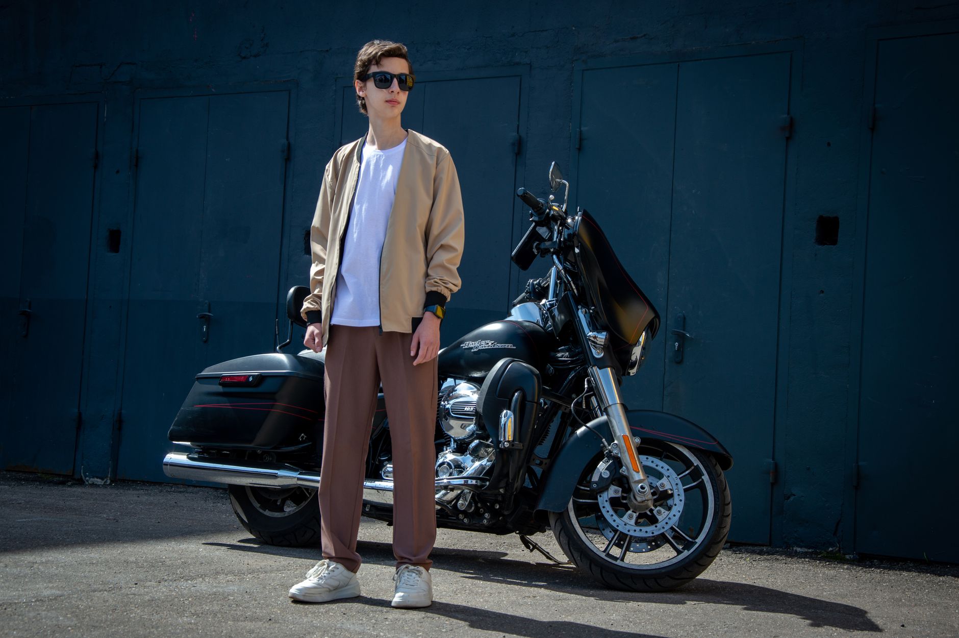 Homme en tenue casual marron à la moto